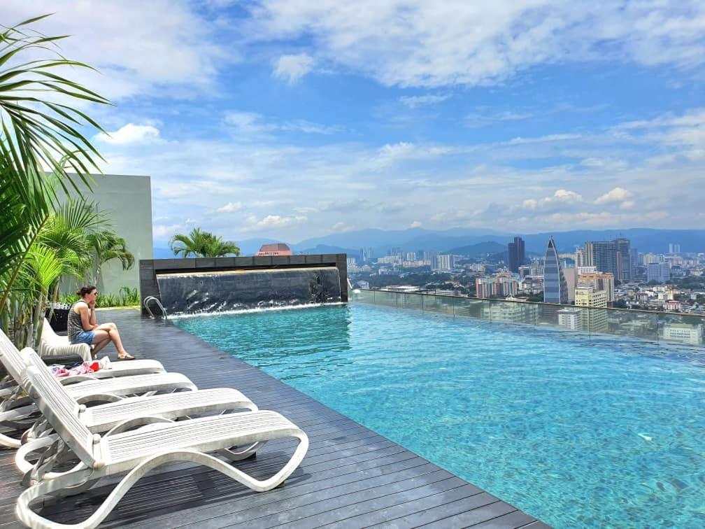 Regalia Suites Klcc View Rooftop Infinity Pool By Angkasa Homes Kuala Lumpur Exterior foto