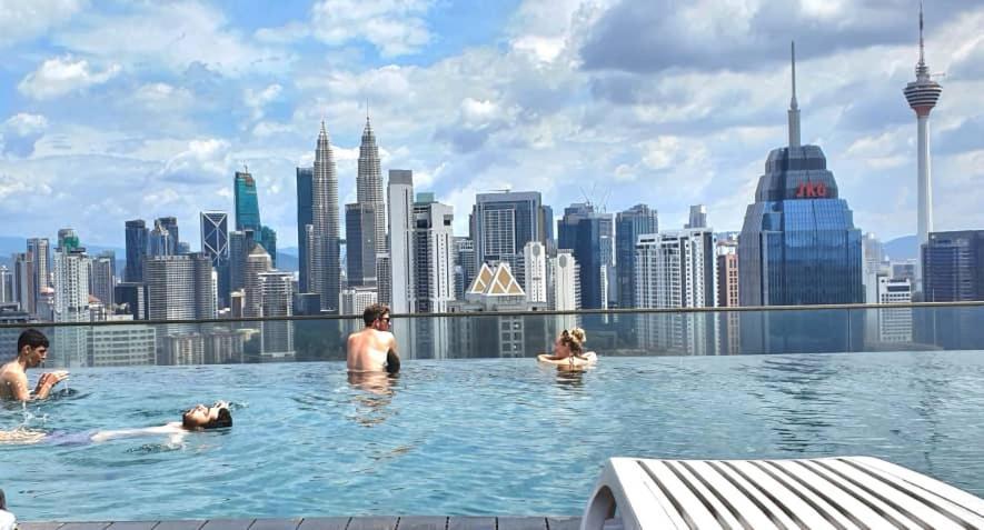 Regalia Suites Klcc View Rooftop Infinity Pool By Angkasa Homes Kuala Lumpur Exterior foto